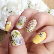 Маникюр с цветами на ногтях