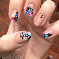 Маникюр с цветами на ногтях