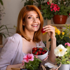 Маски из клубники – средство против старения